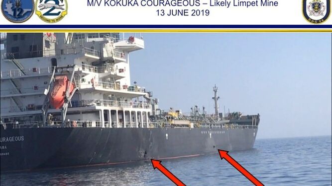 Imagen que muestra los daños en el buque japonés 'Kokuka Courageous' ocasionados por minas lapa, según EEUU, en el Golfo de Omán, este jueves.
