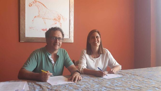 Ramón Martín, de Cs, y Cristina Piernagorda, del PP, firman el pacto.