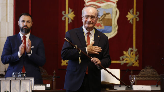 Francisco de la Torre, agradecido, tras recibir la vara de mando como alcalde de Málaga.