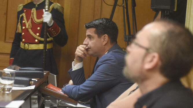 Pedro García observa uno de los discursos durante la sesión de investidura.