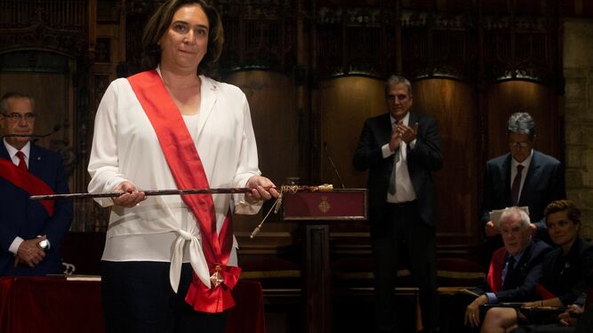 Ada Colau con el bastón de mando de alcaldesa de Barcelona.