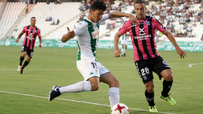 Loureiro intenta centrar ante Paco Montañés, en un Córdoba-Tenerife.