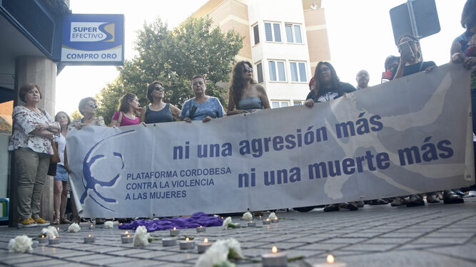 Concentración de la Plataforma cordobesa contra la violencia a las mujeres, en Valdeolleros.