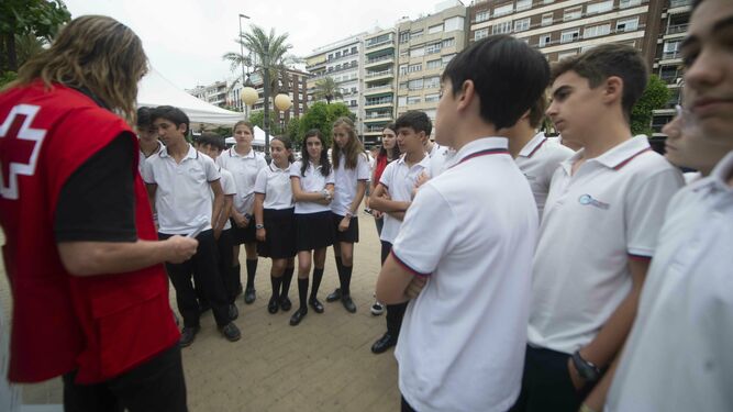 Un grupo de escolares rehace recorridos reales de refugiados en España.
