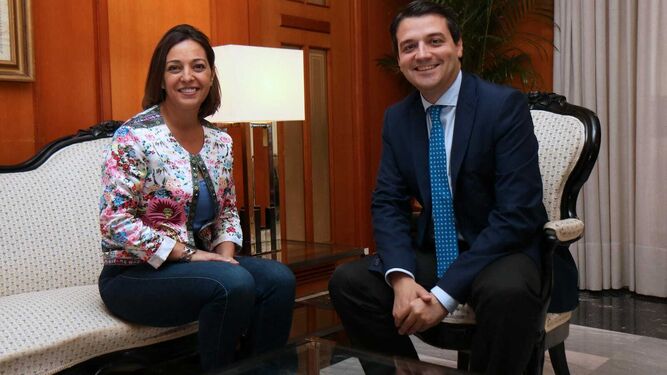 El alcalde, durante su reunión con la portavoz del PSOE en el Ayuntamiento, Isabel Ambrosio.