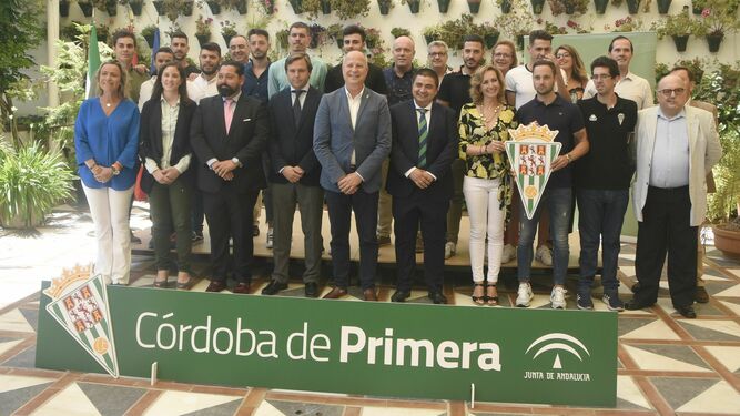 Foto de familia tras la recepción del Córdoba CF Futsal en la Delegación de Gobierno de la Junta de Andalucía.