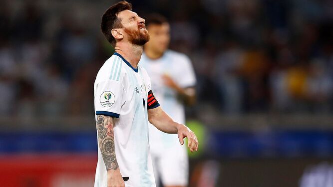 Messi se lamenta tras una jugada.