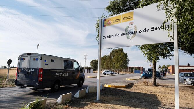 El furgón que lleva a los miembros de 'La Manada' llega al Centro Penitenciario Sevilla I.