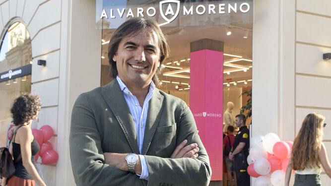 Álvaro Moreno, delante de la tienda que ha abierto en Córdoba