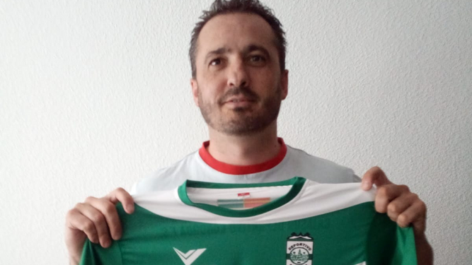 Juanma Cubero posa con la camiseta del Deportivo Córdoba Cajasur.