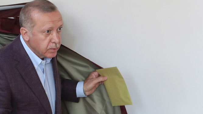 Erdogan se dispone a meter la papeleta en la urna el domingo en Estambul.