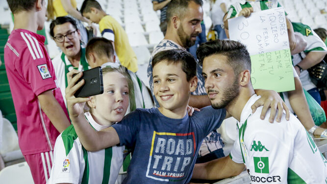 Andrés Martín se toma una fotografía con un joven aficionado en su último partido en El Arcángel.