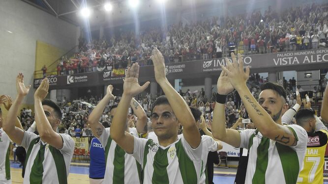 Los jugadores del Córdoba CF Futsal aplauden a un Vista Alegre lleno en la final del 'play off'.