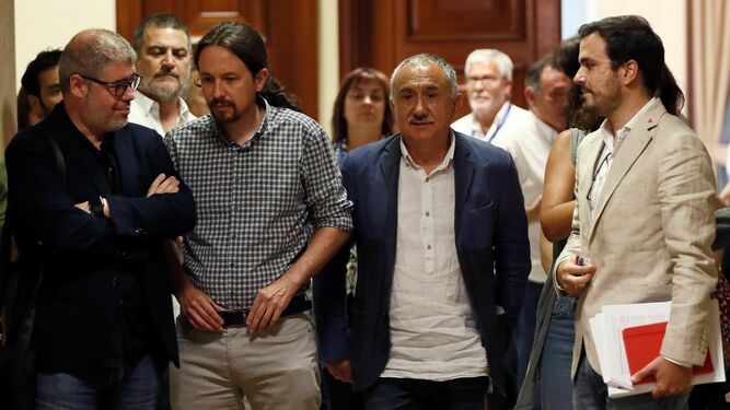 El líder de Unidas Podemos, Pablo Iglesias,  junto al coordinador federal de Izquierda Unida, Alberto Garzón, tras la reunión que mantuvieron el lunes con los máximos responsables de UGT y CCOO, Pepe Álvarez (2d) y Unai Sordo (i).