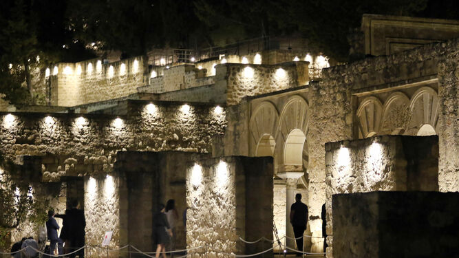 El conjunto arqueológico Medina Azahara, iluminado de noche.