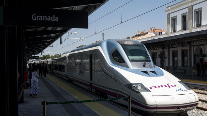 Un tren AVE en Granada