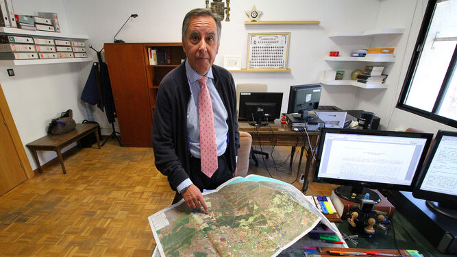 Alfredo Flores, cuando era delegado de Medio Ambiente, señalando un mapa de Doñana y su entorno.