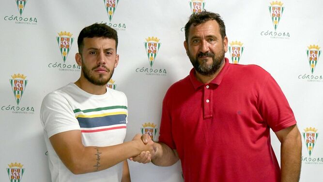 De la Fuente, junto a Rafa Herrerías, tras firmar su contrato con el Córdoba CF.