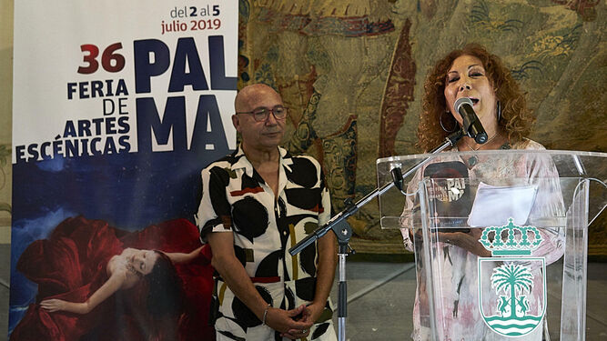 Pilar Távora entrega el premio a Manolo Cortés, ayer, en Palma del Río.