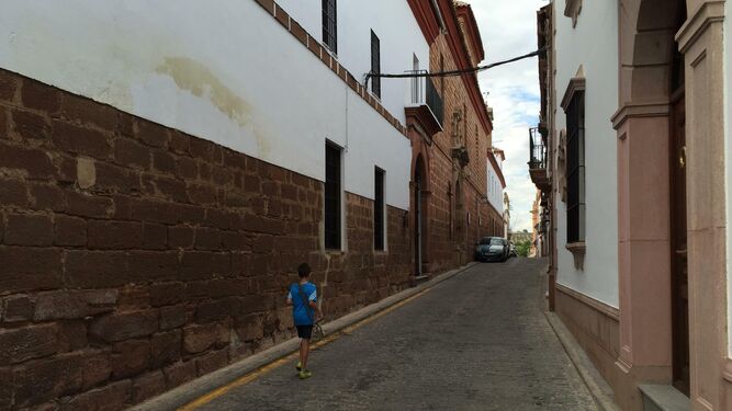 Un niño pasa ante la residencia de mayores Jesús Nazareno de Montoro.