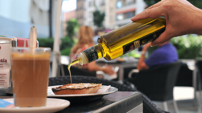 Envase de aceite de oliva en un restaurante