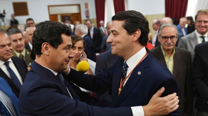 Juanma Moreno felicita a José María Bellido tras su designación como alcalde de Córdoba.
