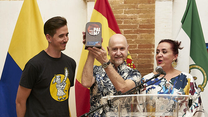 Ángel Calvente recibe el galardón al mejor espectáculo de la Feria de Artes Escénicas de Palma del Río.