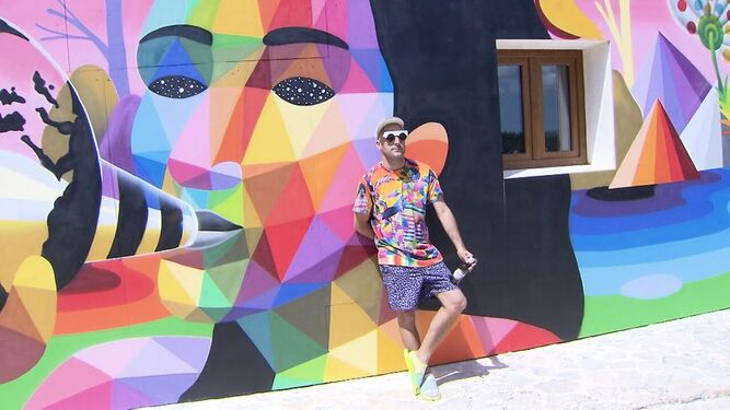 El artista plástico Okuda San Miguel ante uno de los paneles de la casa ibicenca San Miguel para vivir otro verano diferente en la isla