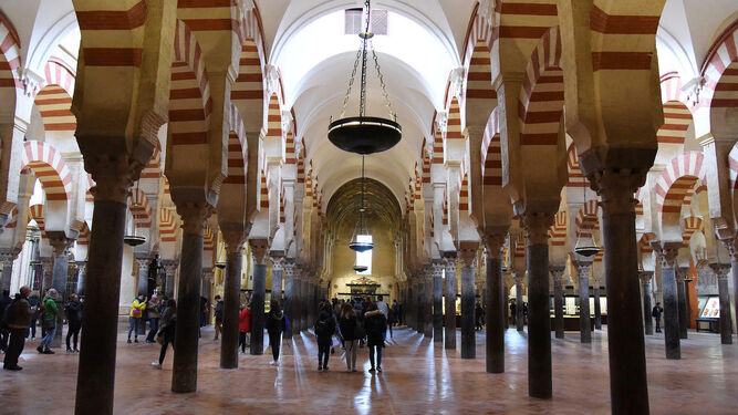 Un grupo de turistas en el interior de la Mezquita-Catedral.