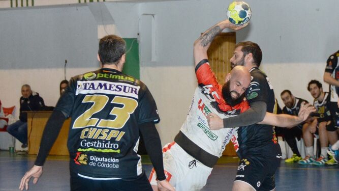 Filipe Martins intenta hacerse un hueco en seis metros ante la defensa del Ángel Ximénez-Avia.