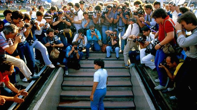 Diego Armando Maradona rodeado de periodistas en su presentación en Nápoles.