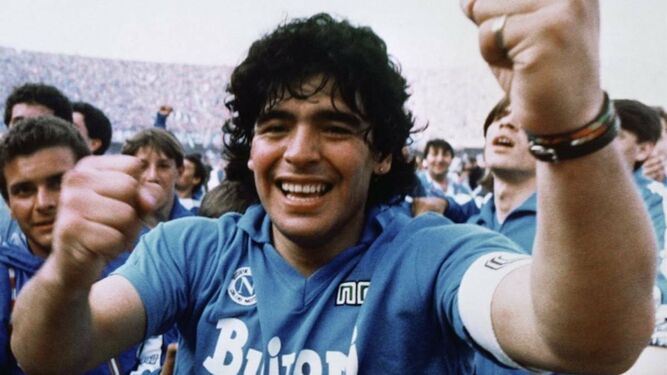 Maradona llevó al Nápoles a ganar la liga italiana.