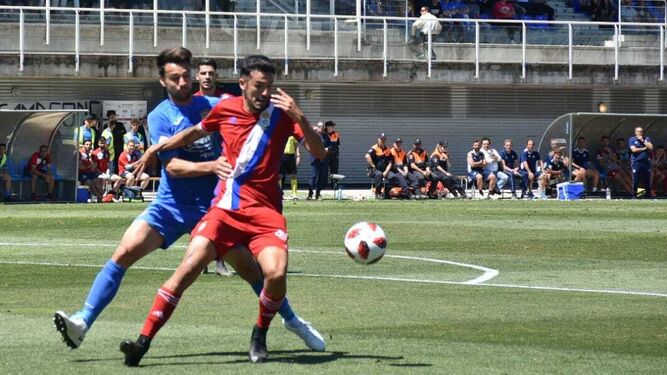 Alberto Quiles, con la camiseta del Recre, protege el balón en el 'play off' ante el Fuenlabrada.