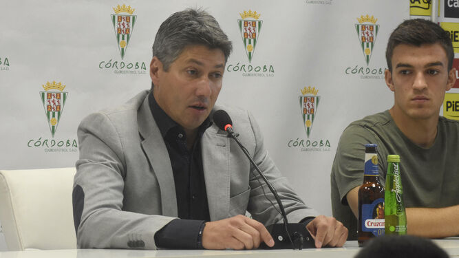 Alfonso Serrano, junto a Edu Frías, se dirige a los medios de comunicación.