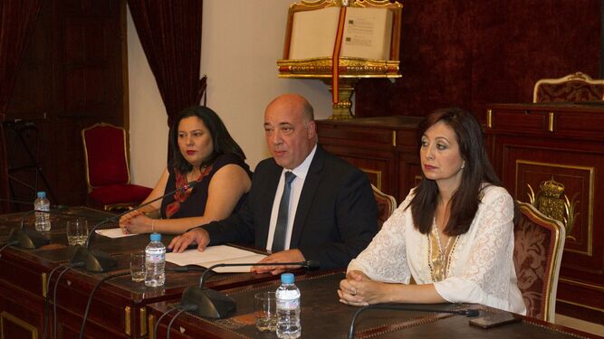 Lola Amo, Antonio Ruiz y Felisa Cañete en el salón de plenos de la Diputación.