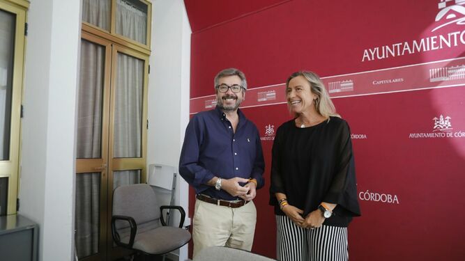 Miguel Ángel Torrico e Isabel Albás, antes de la rueda de prensa.