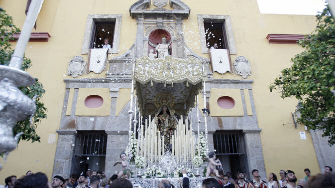 La Virgen del Carmen, saliendo de San Cayetano.