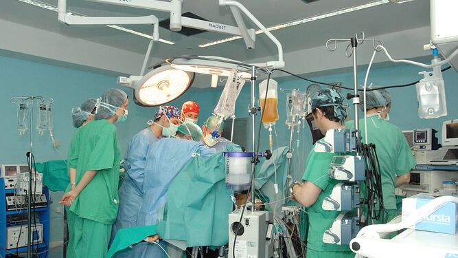 Profesionales del SAS realizan una intervención quirúrgica.