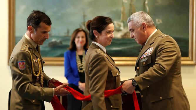 Francisco Javier Varela (derecha), jefe de Estado Mayor del Ejército, impone a Patricia Ortega el fajín de general.