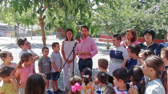 El alcalde de Cabra, Fernando Priego, en su visita a la Escuela de Verano.