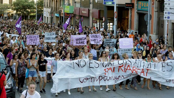 Manifestación de repulsa en Manresa por la violación sufrida por una menor el pasado fin de semana.