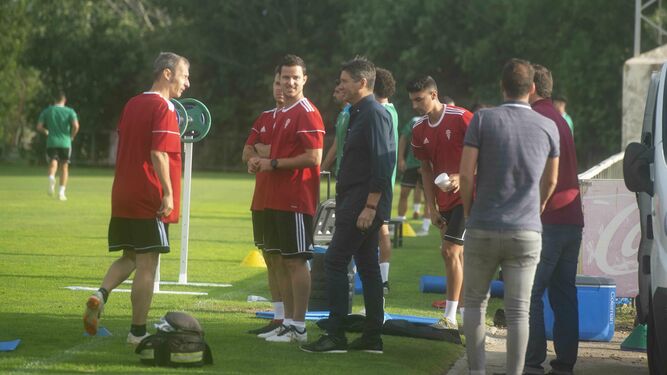 Alfonso Serrano saluda al cuerpo técnico durante el entrenamiento en la Ciudad Deportiva.