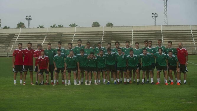 Jugadores y cuerpo técnico del Córdoba CF, tras el primer entrenamiento del curso.