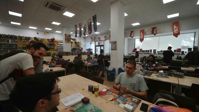 Jugadores preparan distintas partidas en la tienda de juegos de mesa y ocio Estalia.