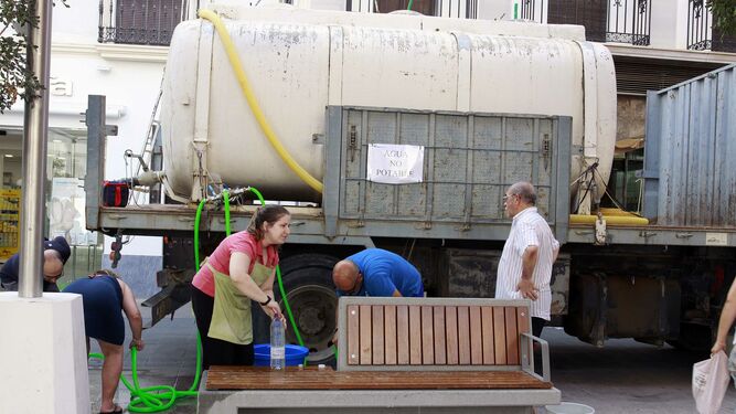 Vecinos recogiendo agua no potable de un camión cisterna.