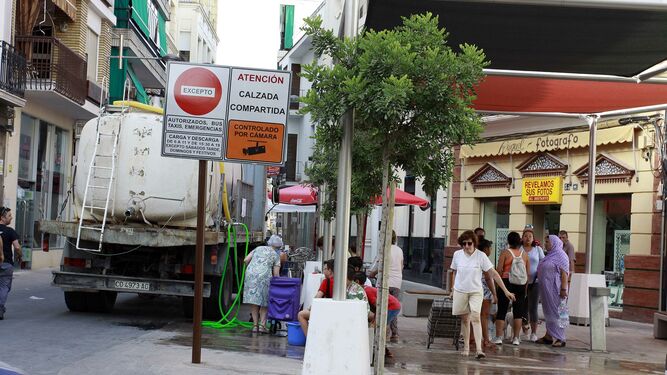 Vecinos de Montilla recogen agua de un camión cisterna.