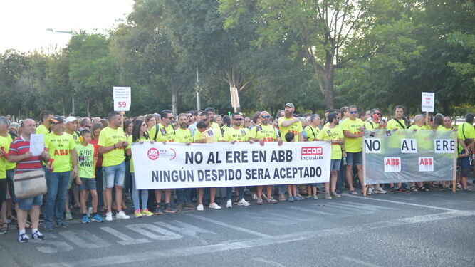 Manifestación por las calles de Córdoba contra los despidos en ABB.