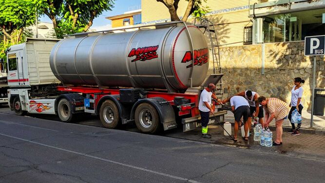 Un camión cisterna suministrando agua a vecinos de Montilla.