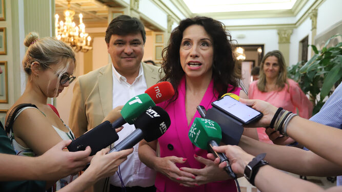Rocío Ruiz atiende a los medios en la sede del Ayuntamiento de Huelva, junto al alcalde, Gabriel Cruz. .