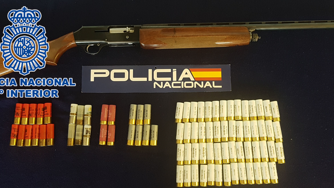 Escopeta y cartuchos incautados por la Policía Nacional.